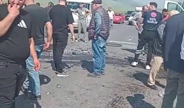Ardahan-Artvin Yolunda İki Otomobil Çarpıştı: 6 Kişi Yaralandı