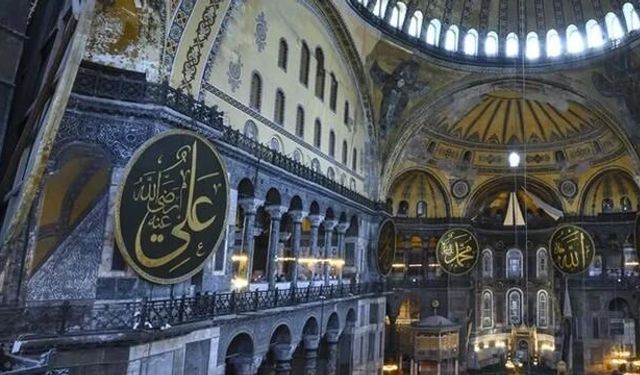 Ayasofya'da yüksek sesle İncil okuyan 2 turist gözaltına alındı