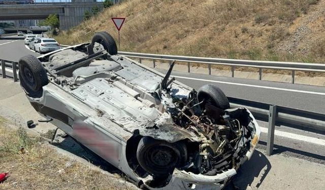 Başakşehir'de Bariyerlere Çarpan Otomobilde 3 Kişi Yaralandı