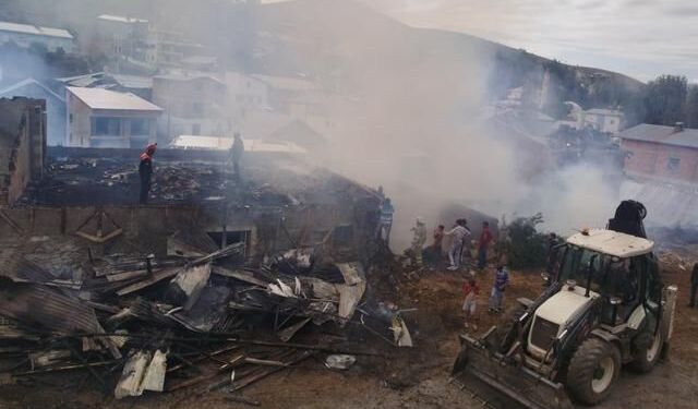 Bayburt'ta Çıkan Yangında 4 Ev ve Bir Ahır Kullanılamaz Hale Geldi