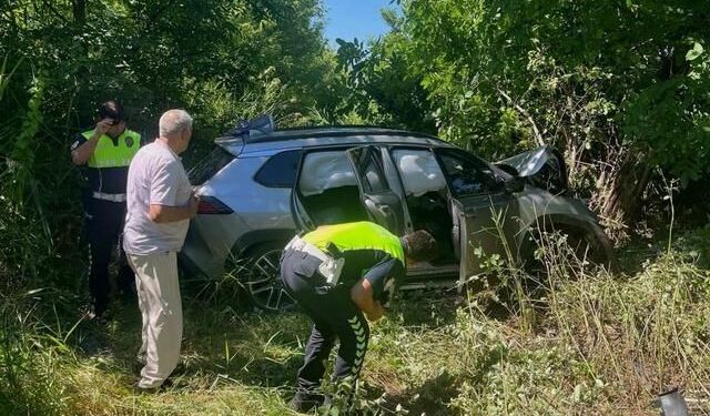 Bursa'da Lastik Patlaması Sonrası Cip Şarampole Devrildi: 3 Yaralı