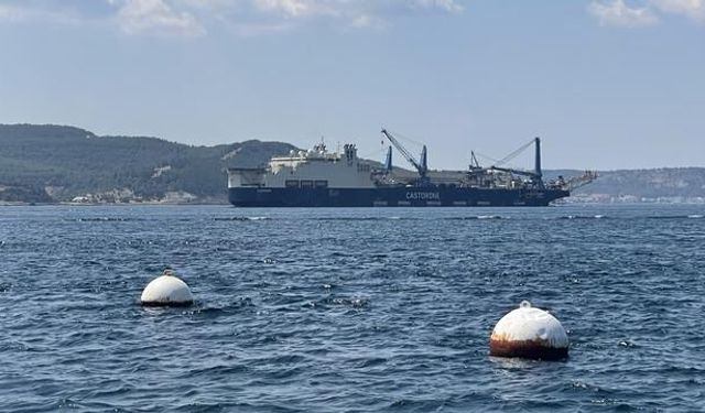 Derin Deniz Boru Döşeme Gemisi Castorone Çanakkale Boğazı'ndan Geçti