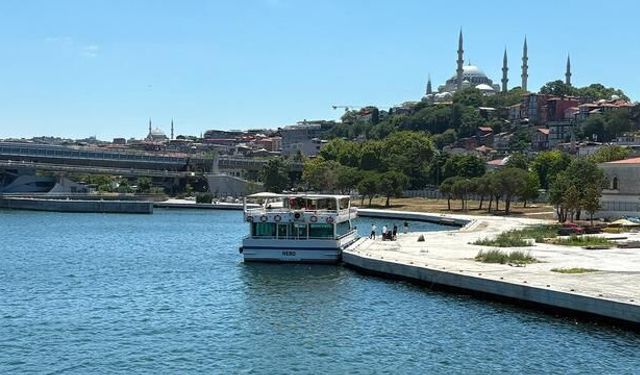 Haliç'te Tur Teknesi Atatürk Köprüsü Ayağına Çarptı: Gemi Personeli Hayatını Kaybetti