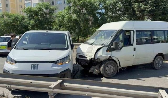 Hamile Eşini Hastaneye Götüren Minibüs Kazaya Karıştı: 3 Yaralı