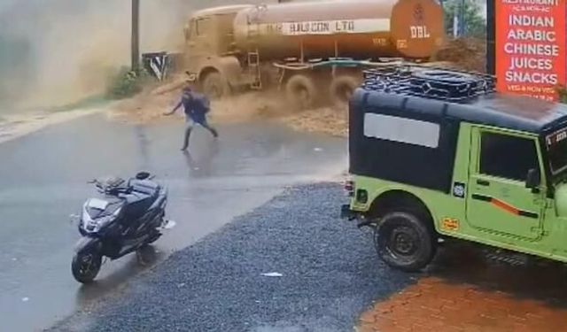 Hindistan'da Meydana Gelen Heyelan Anları Kamerada