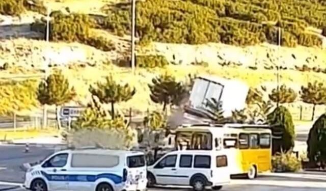 Isparta Keçiborlu'da Tır Devrildi: Sürücü Yaralandı