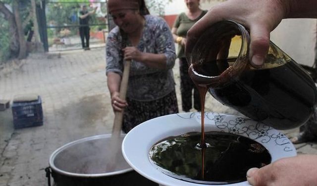 Kemaliye Dut Pekmezi Güneşte Olgunlaşıyor: Geleneksel Üretimle Fark Yaratıyor