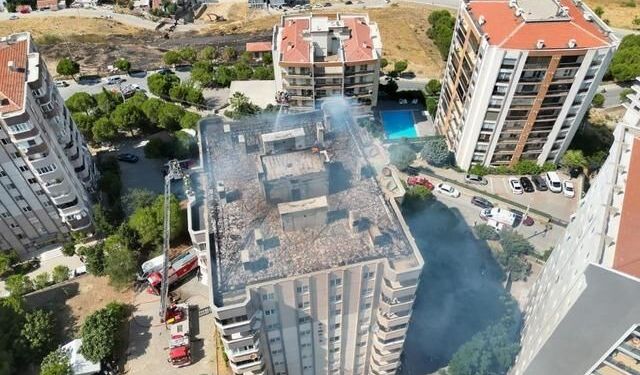 Menemen'de çatıda çıkan yangında mahsur kalan işçiler itfaiye tarafından kurtarıldı