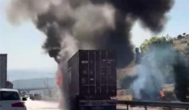Mersin'de 24 Ton Çikolata Yüklü Tırda Yangın Çıktı