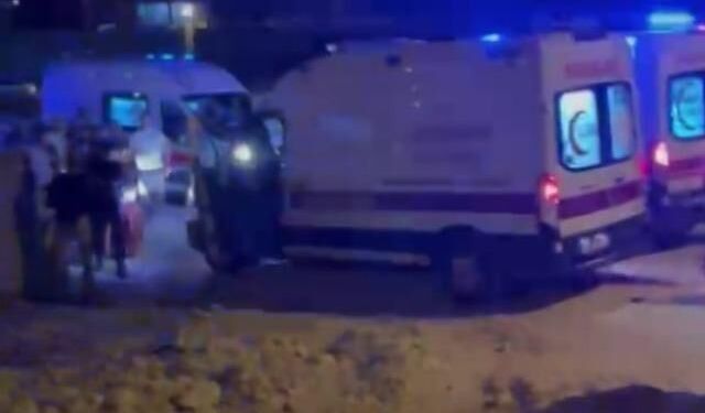 Nizip'te yol çalışması alanındaki çukura düşen otomobilde 3 kişi yaralandı