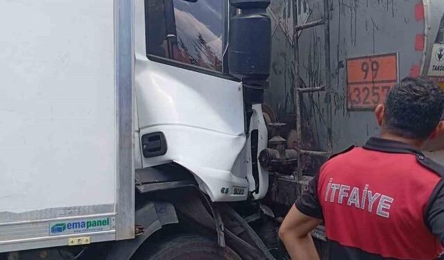 Osmaniye Düziçi'nde Tankere Arkadan Çarpan Tır Kazasında 2 Kişi Yaralandı