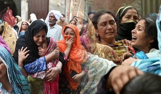 Pakistan'da Şiddetli Yağış Ev Çatılarının Çökmesine Neden Oldu: 4 Kişi Hayatını Kaybetti