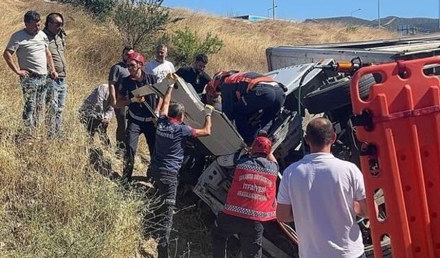 Pamukova'da Freni Boşalan Şeftali Yüklü Kamyon Otomobilin Üzerine Devrildi: 6 Yaralı