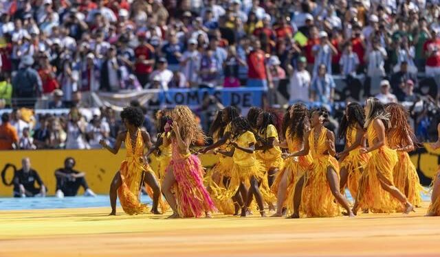 Shakira'nın Dünya Kupası Finali Devre Arası Performansı İzleyenleri Büyüledi