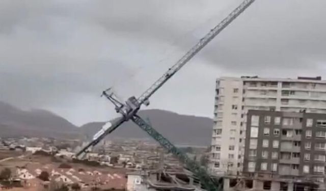 Şiddetli Rüzgar İnşaat Vincini Devirdi, O Anlar Kameraya Yansıdı