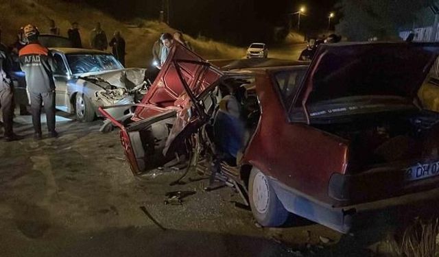 Sivas'ta İki Otomobilin Çarpıştığı Kazada 15 Yaşındaki Çocuk Hayatını Kaybetti
