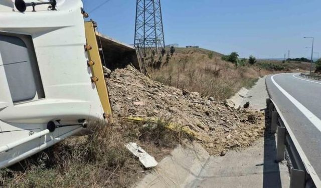 Sultangazi'de hafriyat kamyonu virajı alamayınca devrildi, kaza ucuz atlatıldı