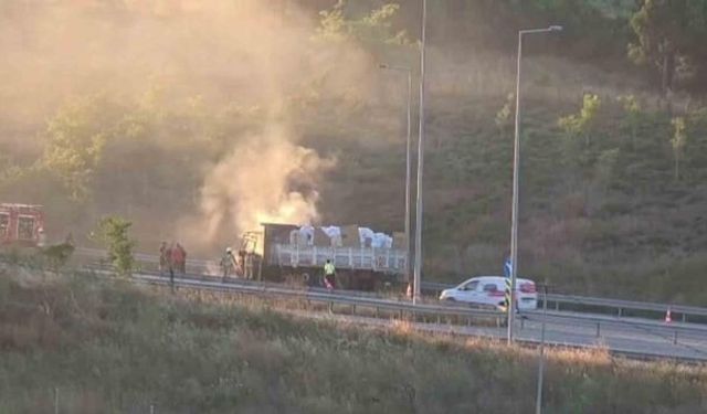 Sultangazi'de Malzeme Yüklü Kamyonun Motoru Alev Aldı