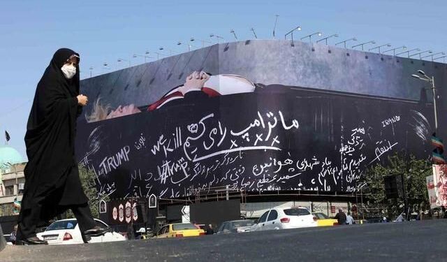 Tahran İnkılap Meydanı'nda Trump'a yönelik dev afiş