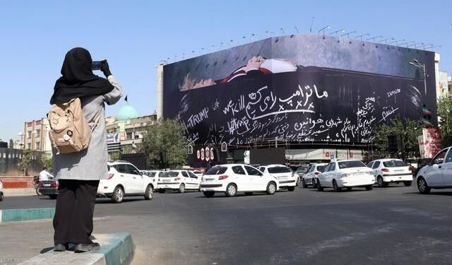 Tahran İnkılap Meydanı'nda Trump'ın Tabut İçinde Tasvir Edildiği Afiş