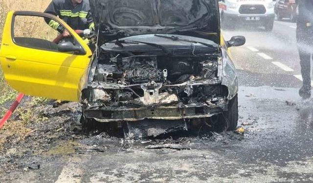 Tekirdağ'da Seyir Halindeki Otomobil Alev Aldı, 5 Kişi Son Anda Kurtuldu