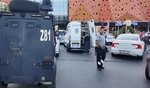 Ümraniye'deki Alışveriş Merkezinde Silahlı Saldırı: 2 Kişi Yaralandı