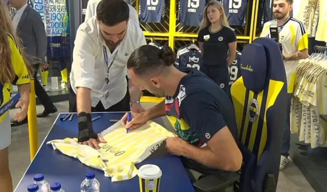 Vedat Muriqi, Fenerbahçeli Taraftarlarla İmza Gününde Buluştu