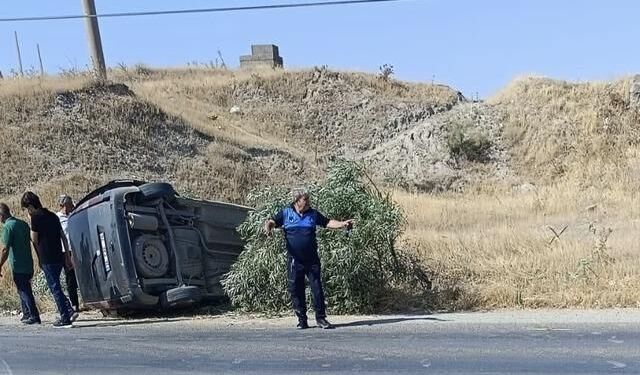 Adıyaman Kahta'da Lastik Patlaması Sonrası Takla Atan Araçta 2 Kişi Yaralandı
