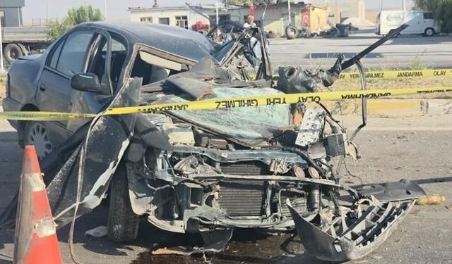 Aksaray'da otomobil aydınlatma direğine çarptı: 2 ölü, 2 ağır yaralı