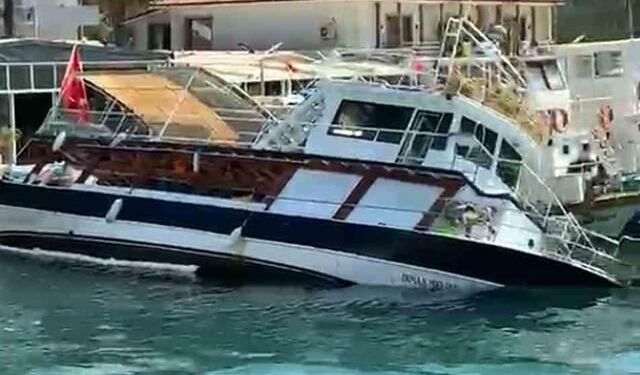Akyaka'da Tur Teknesi Su Alarak Yan Yattı