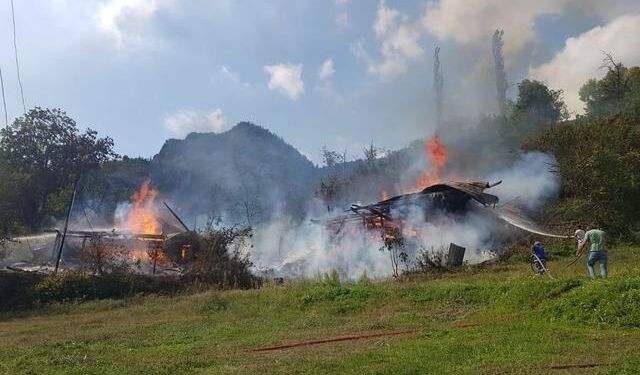 Artvin Şavşat'ta Ev Yangını Bitişik Evlere Sıçradı