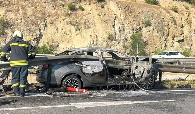 Bilecik'te Bariyerlere Çarpan Otomobil Alev Aldı: 3 Askeri Personel Yaralandı