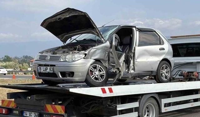 Bolu'da hafif ticari araç ile otomobil çarpıştı: 6 kişi yaralandı