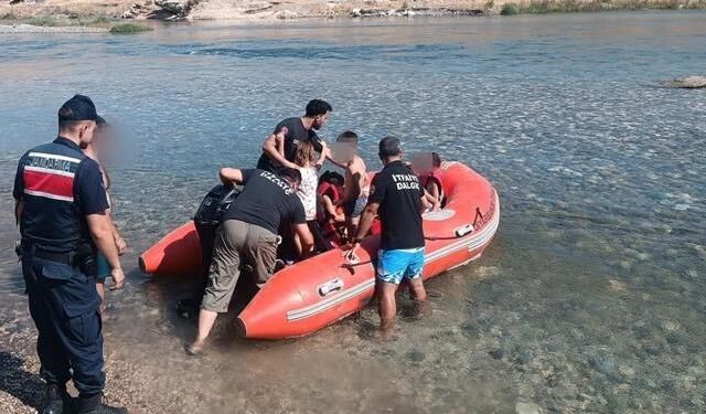 Diyarbakır'da Su Seviyesinin Yükselmesiyle Mahsur Kalan 10 Kişi Botla Kurtarıldı