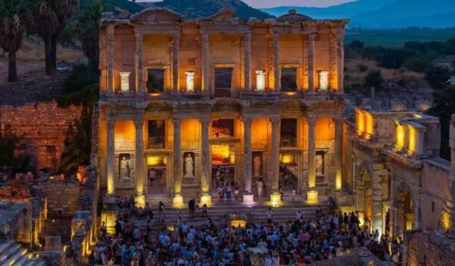 Efes Antik Kenti Gece Müzeciliğiyle 2 Ayda 213 Bini Aşkın Ziyaretçi Ağırladı