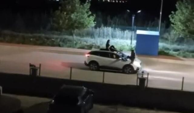 Elazığ'da Seyir Halindeki Otomobilin Üstünde Tehlikeli Yolculuk Kamerada