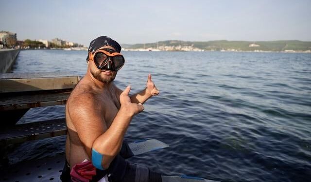 Eski Milli Sporcu Berk Kamanlı, Çanakkale Boğazı'nda 20 Kilometre Yüzerek Zafer Bayramı'nı Anlamlandırdı