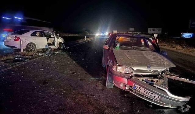Eskişehir-Ankara Yolunda İki Otomobilin Çarpışması Sonucu 5 Kişi Yaralandı