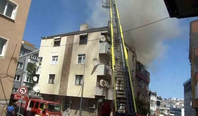 Gaziosmanpaşa'da Çatı Yangını Büyüyerek İki Binaya Sıçradı