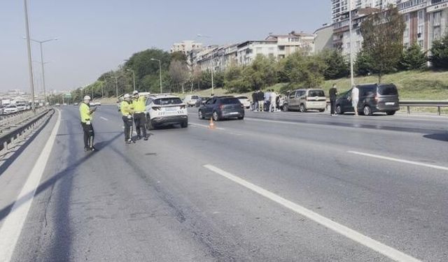 İstanbul Sultangazi'de 10 Araçlı Zincirleme Kaza Trafiği Kilitledi