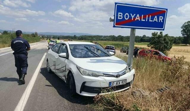 Kastamonu Daday'da Otomobil Traktörle Çarpıştı: 2 Kişi Yaralandı