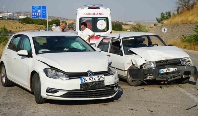 Kırıkkale'de Kafa Kafaya Çarpışan İki Otomobilde 5 Kişi Yaralandı