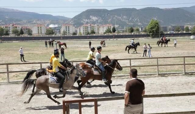 Kütahya'da Rahvan At Yarışları Yoğun Katılımla Gerçekleşti