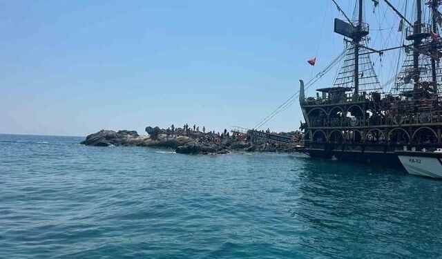 Muğla Fethiye'de Su Alan Gezi Teknesindeki 100 Yolcu Tahliye Edildi
