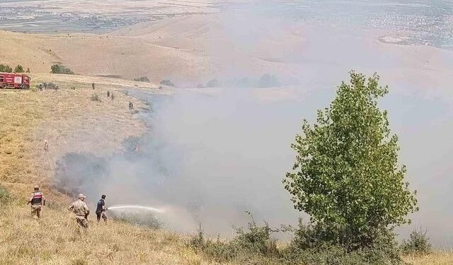 Muş Karlıdere Köyünde Çıkan Örtü Yangını Hızlı Müdahaleyle Söndürüldü
