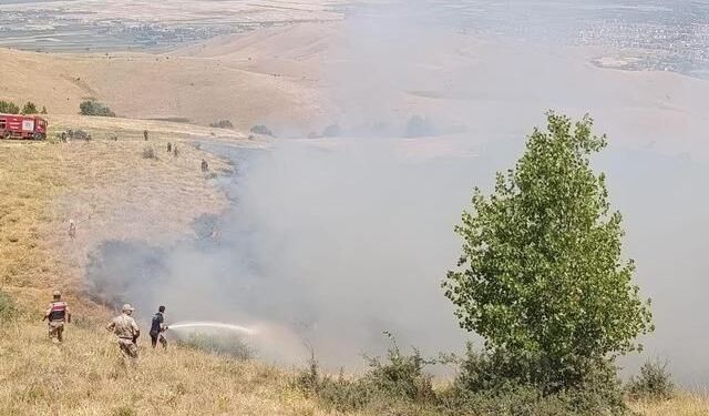 Muş Karlıdere Köyü'nde Örtü Yangını Ekiplerin Hızlı Müdahalesiyle Söndürüldü