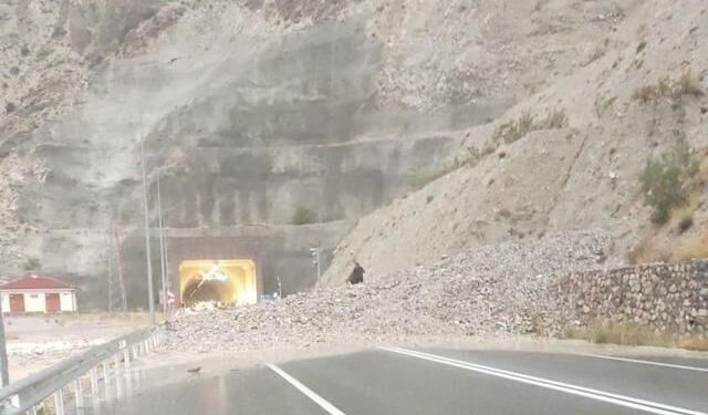 Oltu-Yusufeli Karayolu Sağanak Sonrası Trafiğe Kapatıldı
