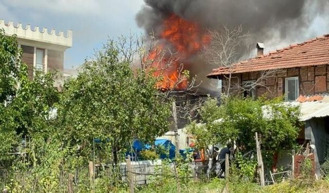 Sakarya Hendek'te İki Katlı Ahşap Evde Çıkan Yangın Kontrol Altına Alındı