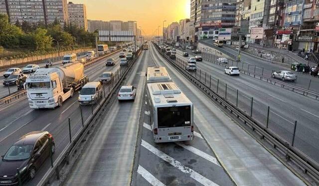 Şirinevler Metrobüs Durağında Kadına Metrobüs Çarptı, Ağır Yaralı