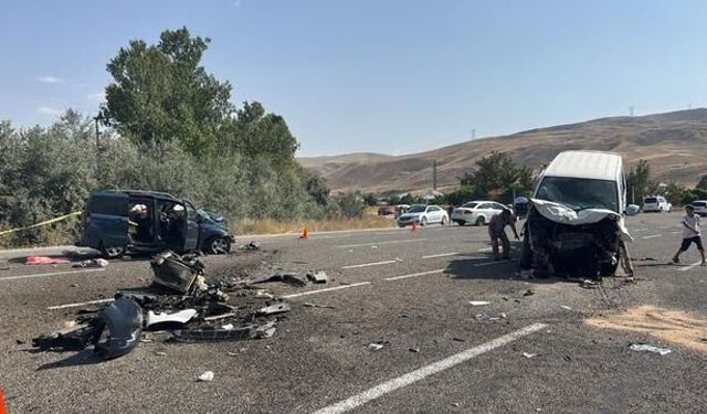 Van Muradiye'de İki Araç Çarpıştı: 2 Ölü, 9 Yaralı